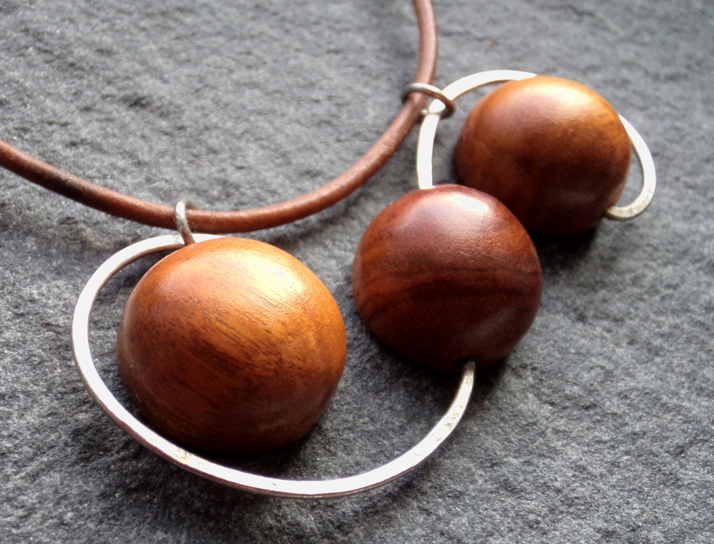 Dřevěný šperk - mahagon a ocel