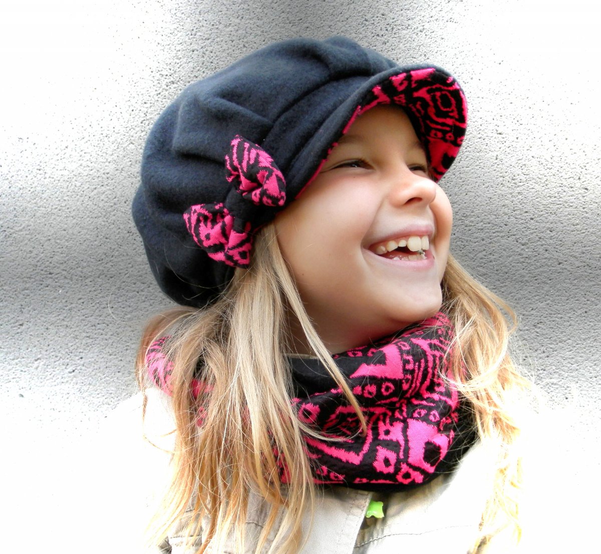 čepice ,BEKOVKA,KŠILTOVKA  černá s růžovou -vzor