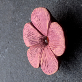 Dřevěná brož - květinka