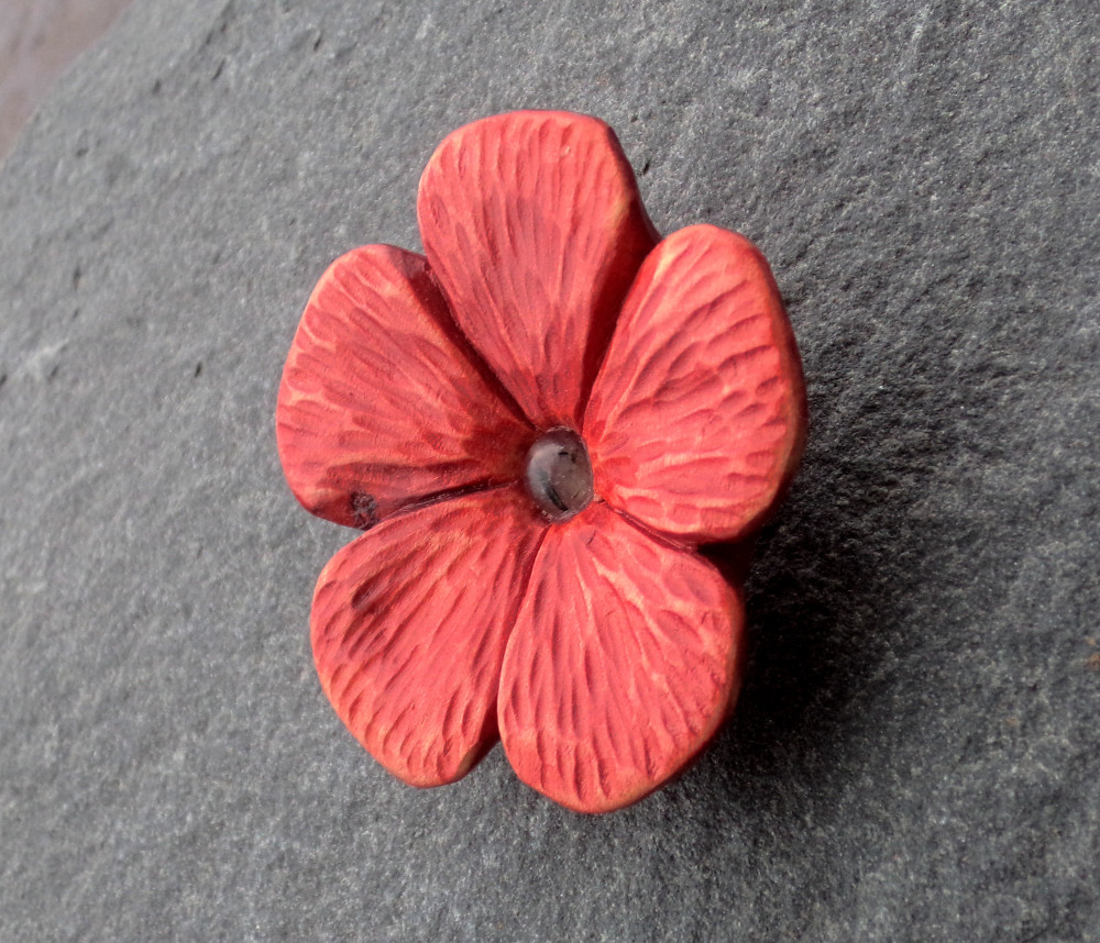 Dřevěná brož - květinka