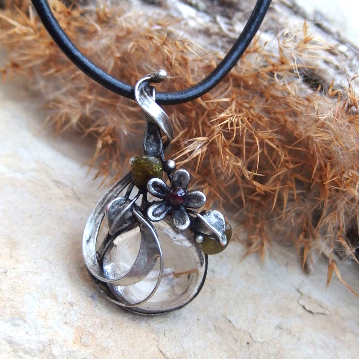 Křišťál s granáty