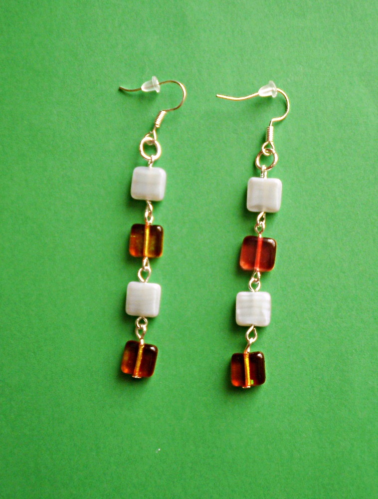 šedé a červené kostičky