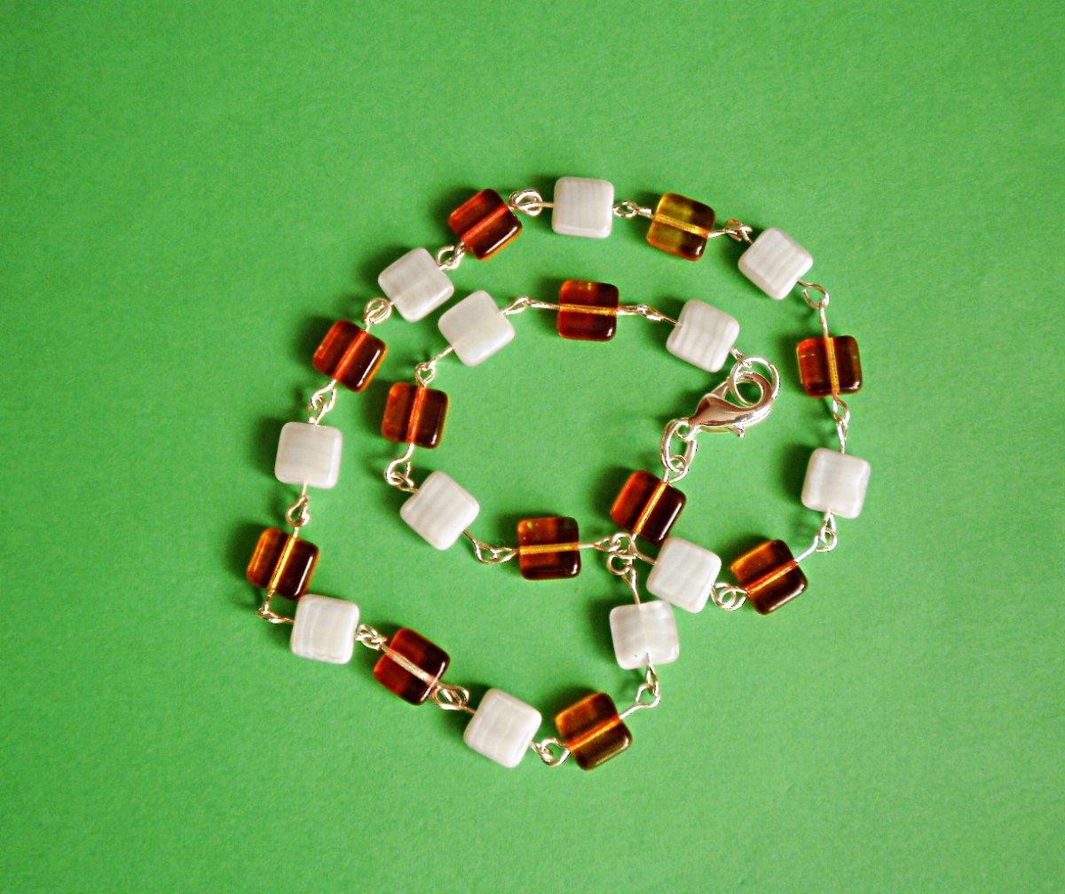 šedě červeně v kostičkách