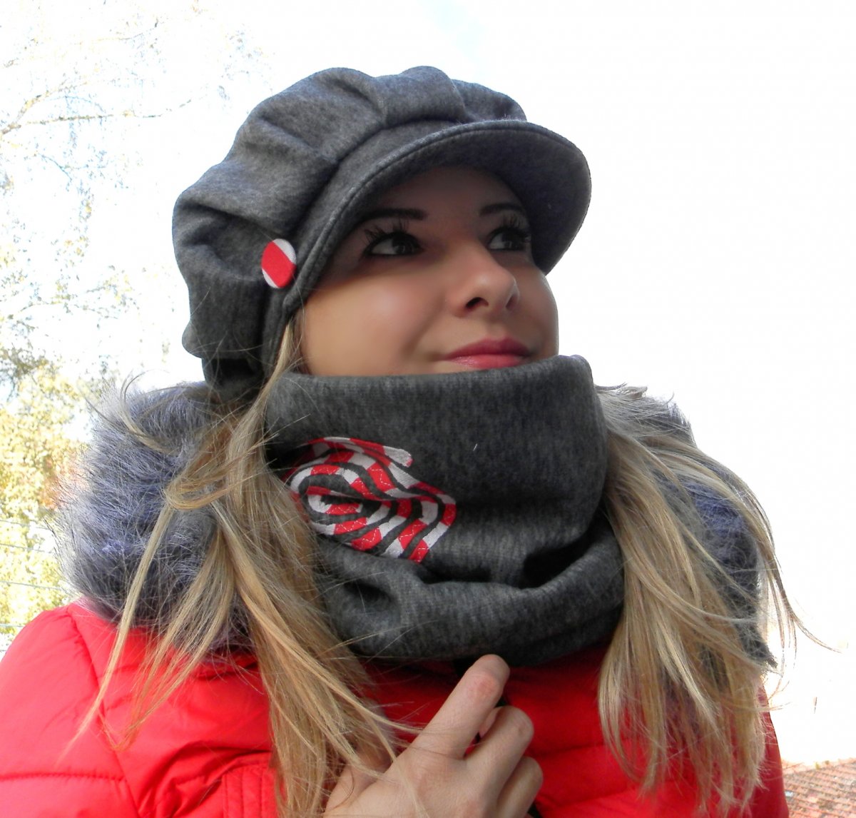 nákrčník ,tunel šedý melír aplikace šnek bílo červený