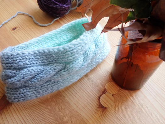 Dámská mentolová čelenka s copánkem