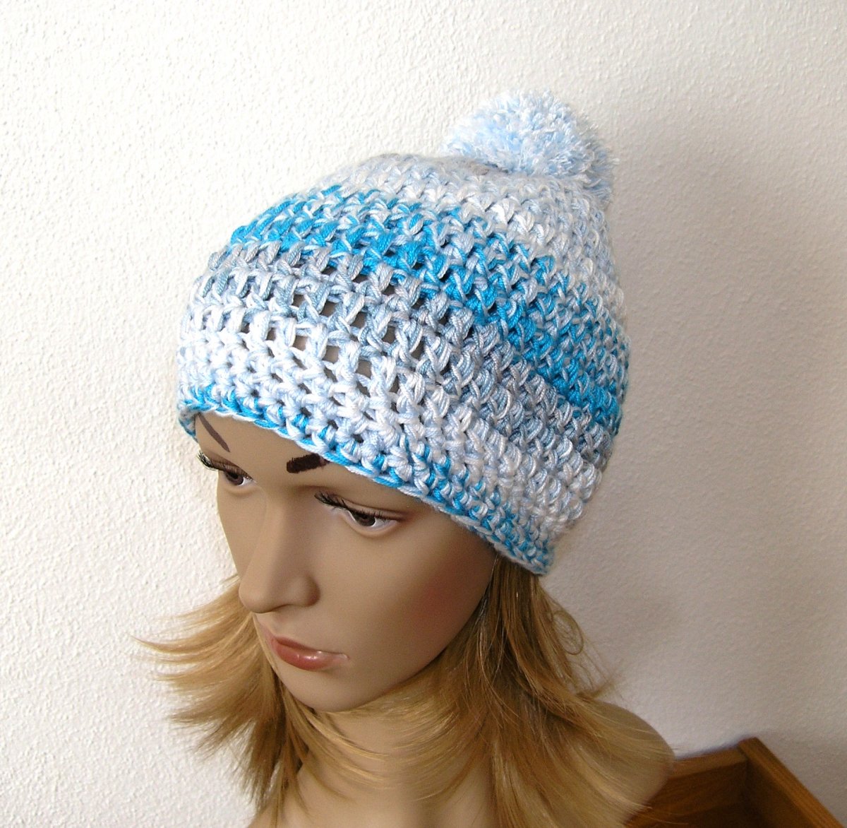 HÁČKOVANÁ ČEPICE s bambulí - laděná do modra...
