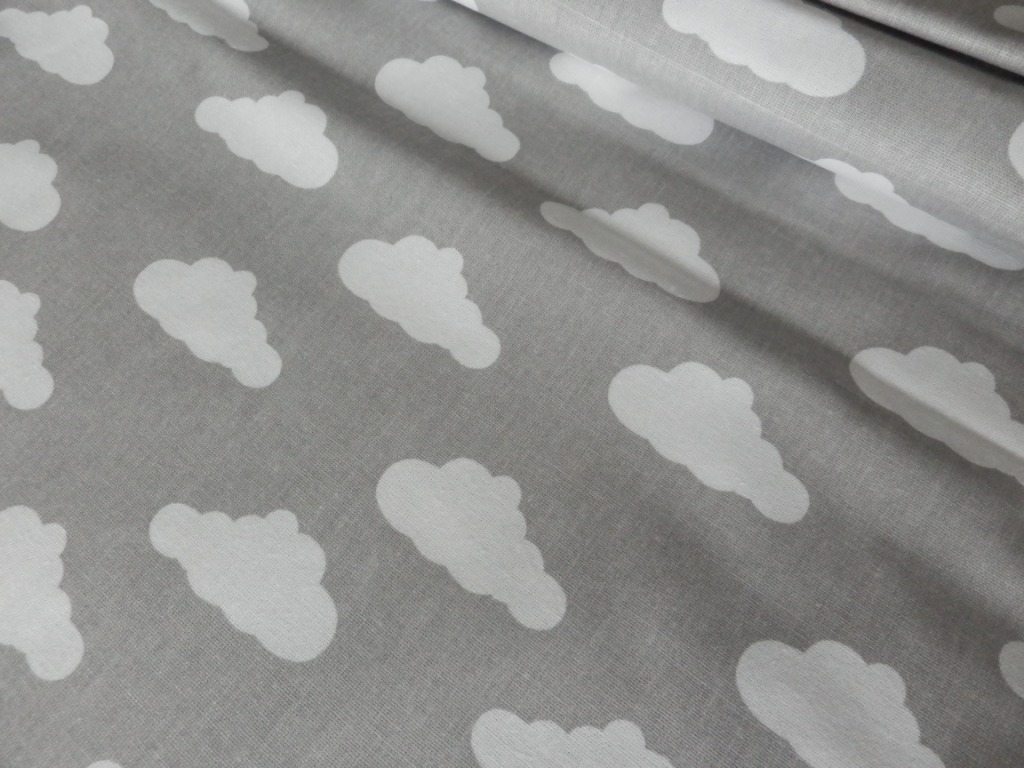 Bílé obláčky na šedé