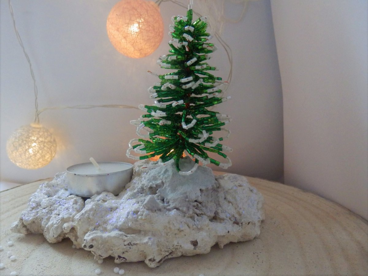 Svícen s korálkovým stromečkem