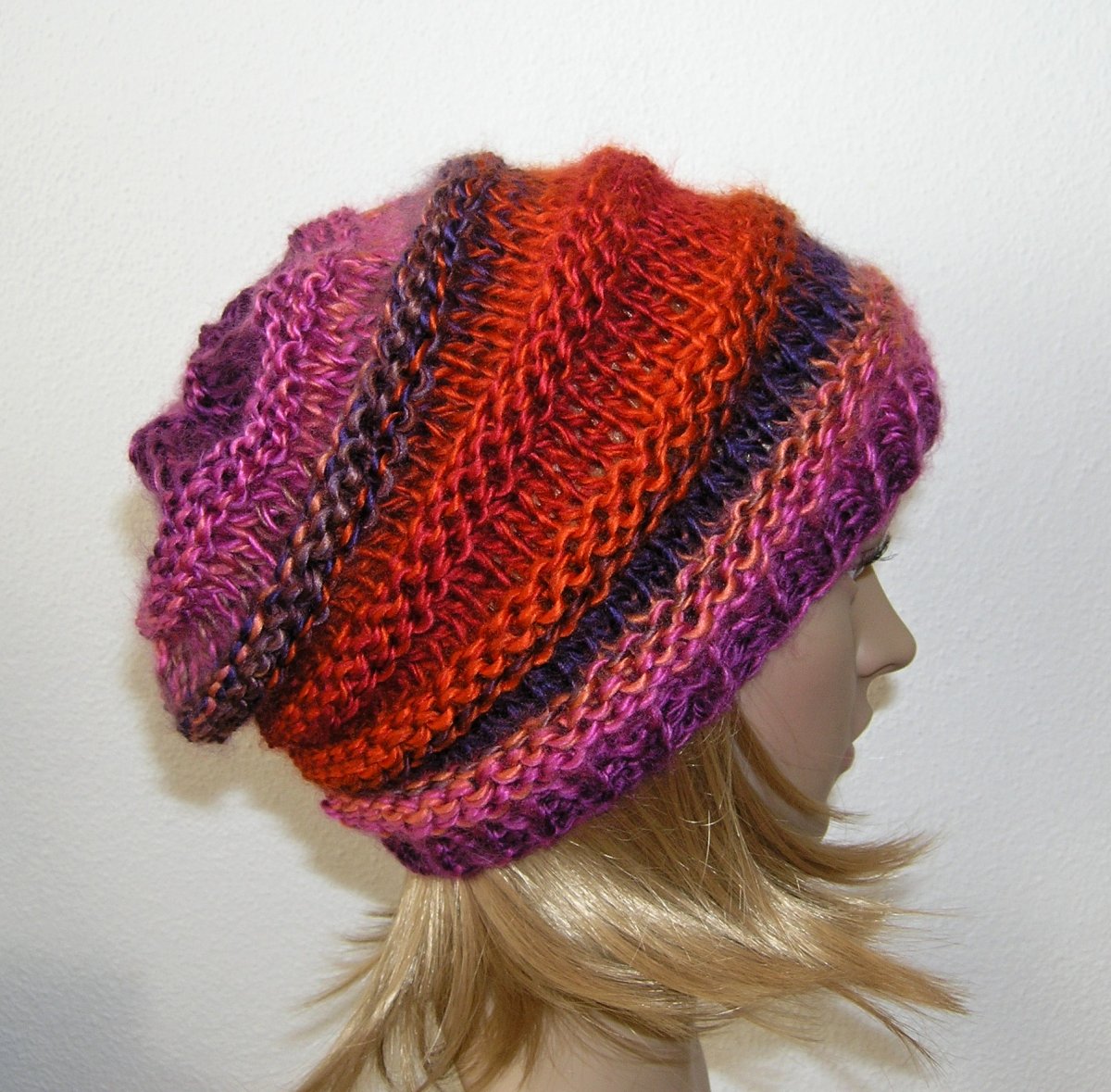 PLETENÁ ČEPICE - mix okrová/červená