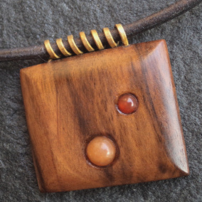 Dřevěný šperk - ořešák a karneol