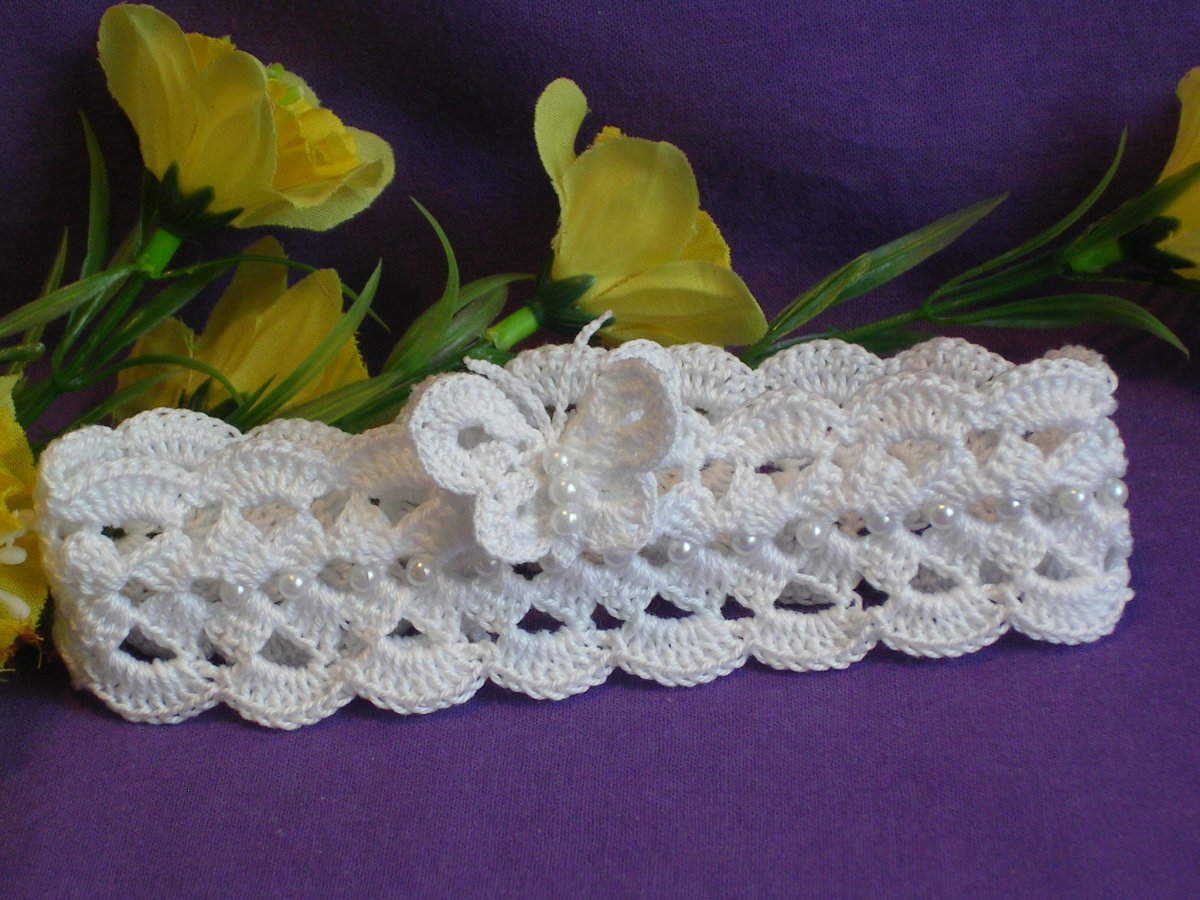 Háčkovaná čelenka s motýlkem a perličkami (č.1)