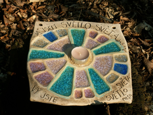 Světlo světa - svícen nebo obrázek.