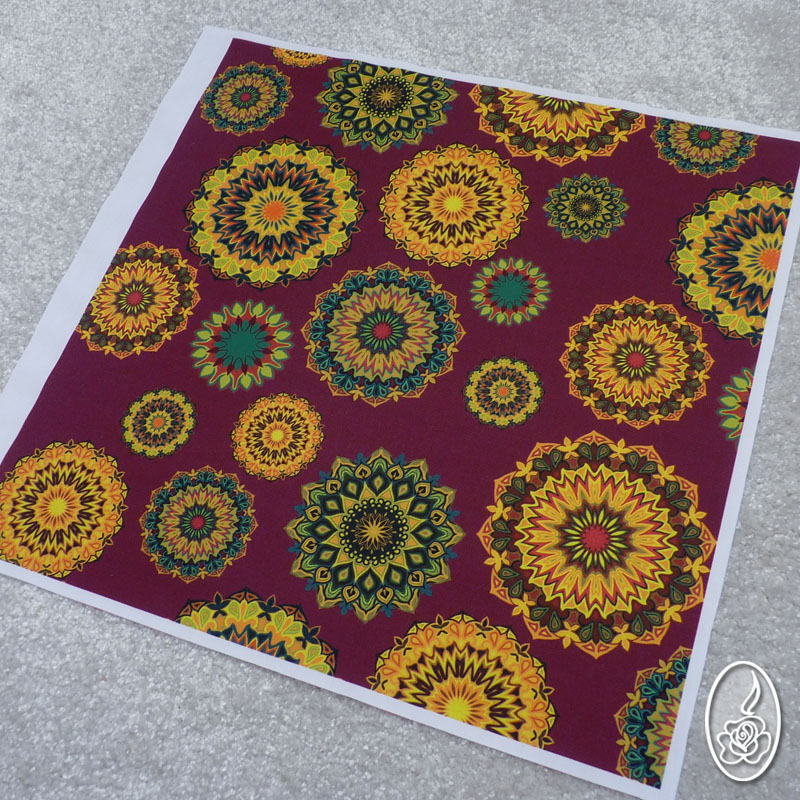 Autorská látka s žlutozelenými mandalami