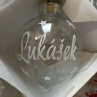Plastová vánoční baňka bílé písmo