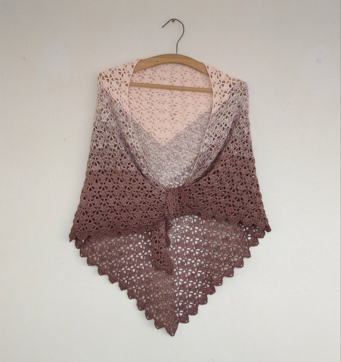 Háčkovaný šátek z duhového klubíčka...