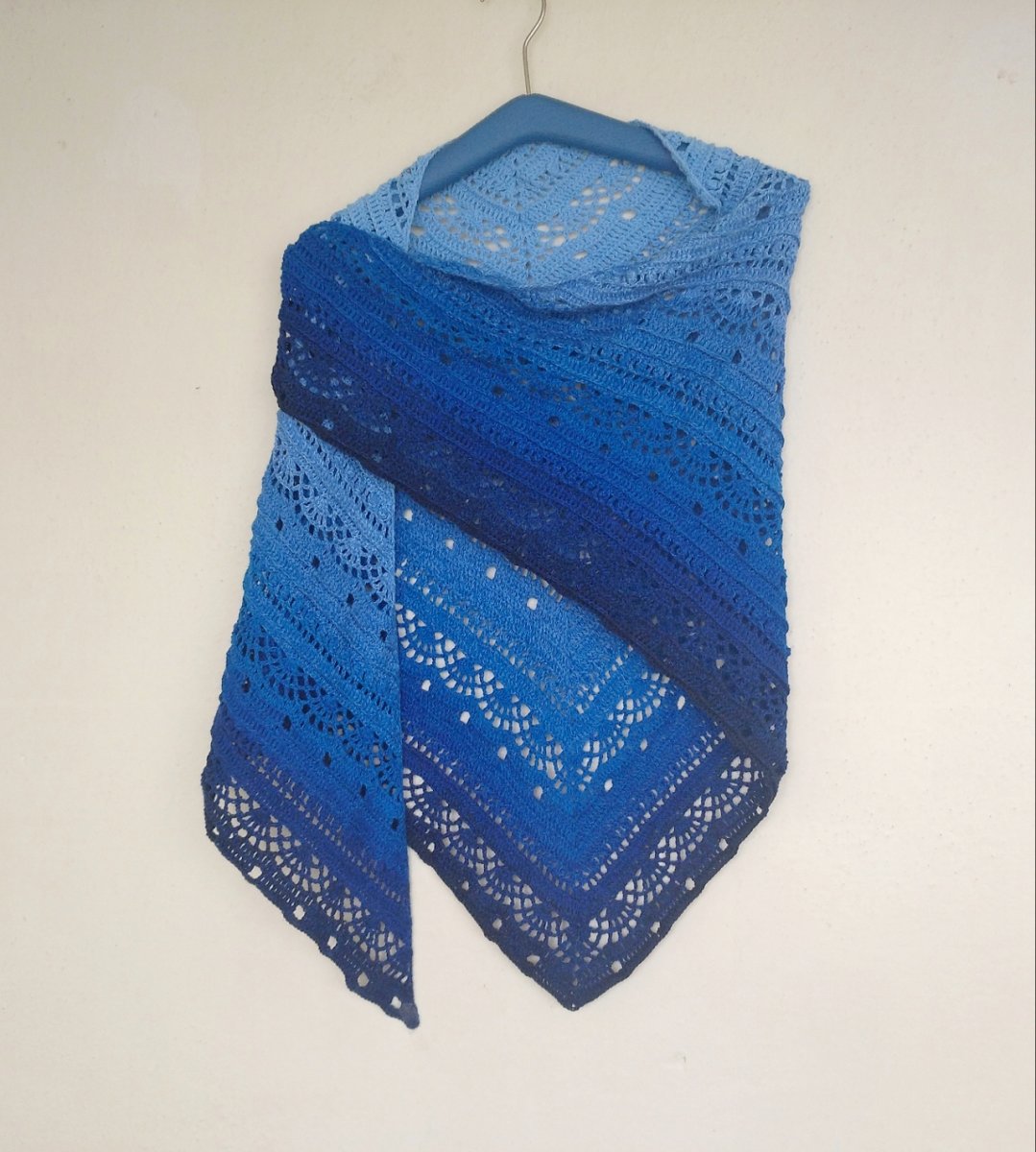 Háčkovaný šátek z duhového klubíčka 