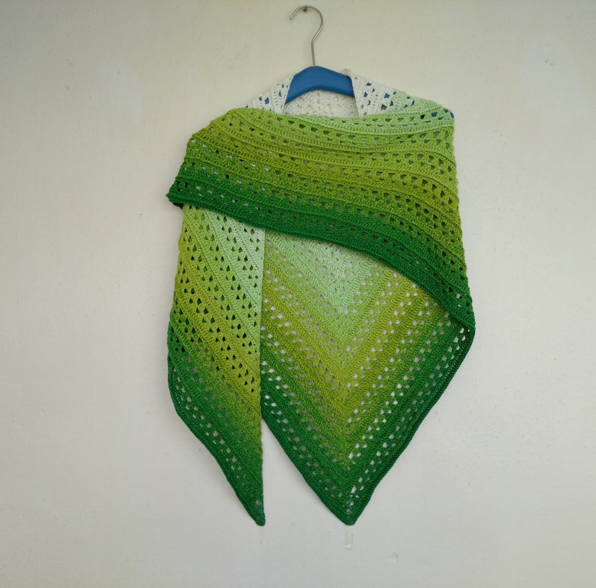 Háčkovaný šátek z duhového klubíčka " Amorous "...