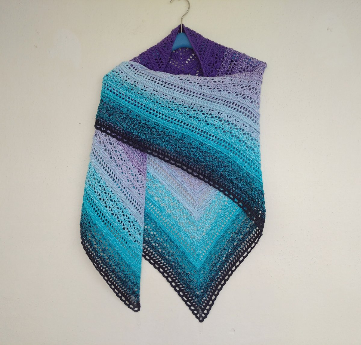 Háčkovaný šátek z duhového klubíčka 