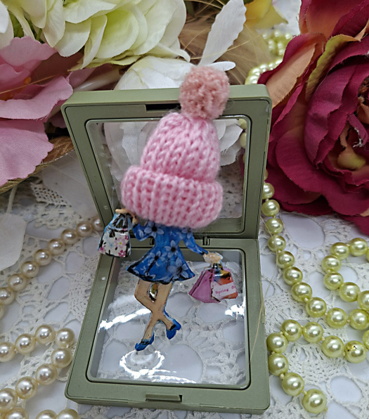 Postava s čepicí 01