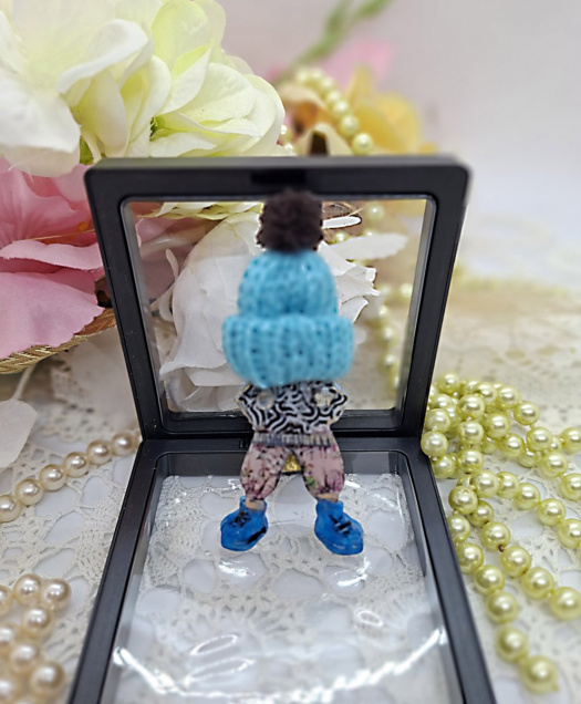 Postava s čepicí 04