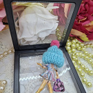 Postava s čepicí 07