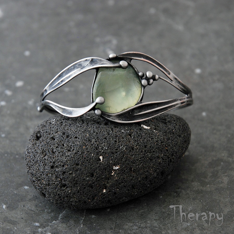 Náramek s poupětem