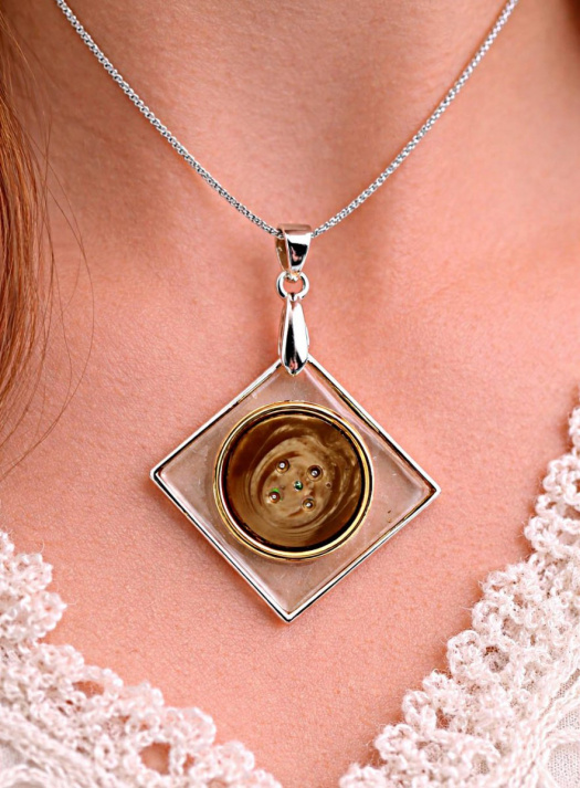 Přívěsek na krk 02 - pryskyřice