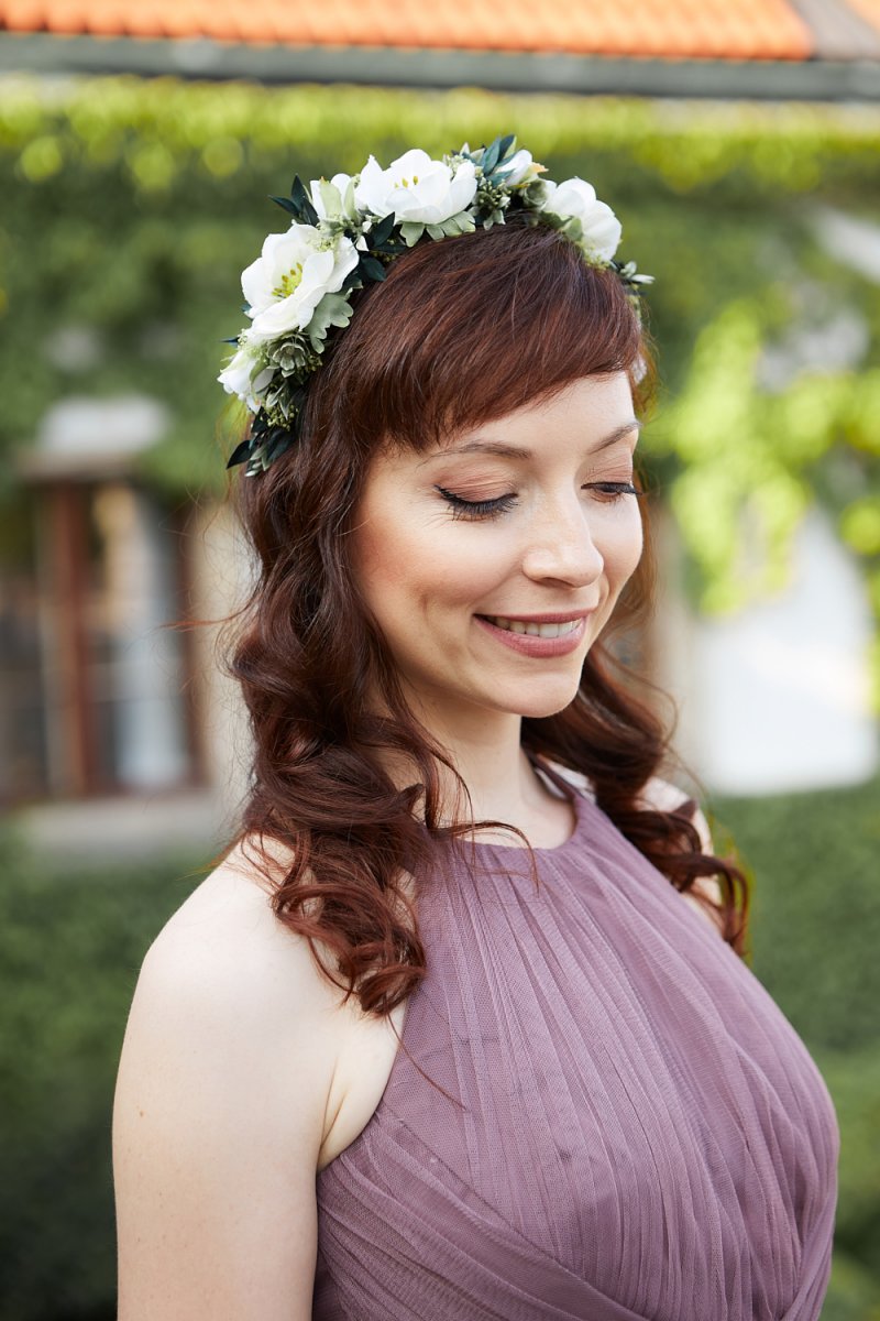 bílá květinová koruna