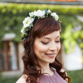 bílá květinová koruna