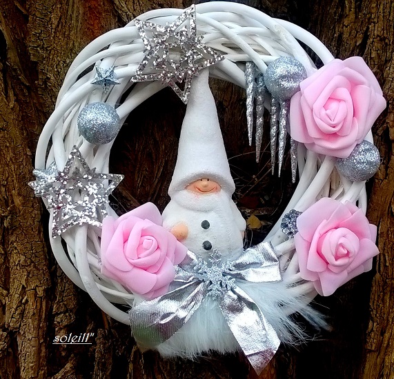 Bílý věneček se zimním mužíčkem