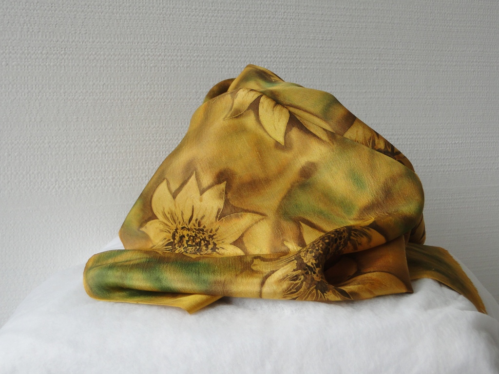 Ručně tkaná hedvábná šála  v barvě starého zlata