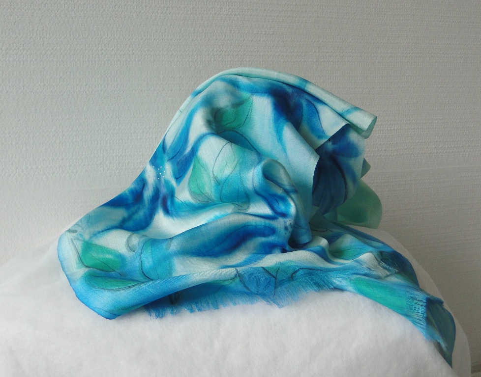 Ručně tkaná hedvábná šála s modrými květy