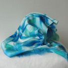 Ručně tkaná hedvábná šála s modrými květy