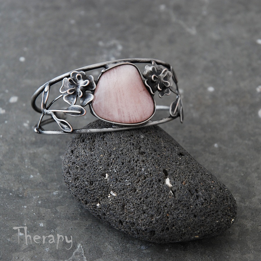 Náramek s růženínem a kvítky