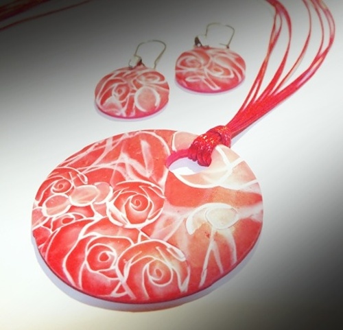 V růžové zahrádce