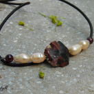 Zemitý-náhrdelník se sardonyxem,perlami a granátem
