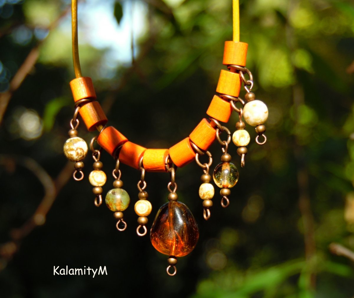 Medojedky - dřevěný náhrdelník se skleněnkami