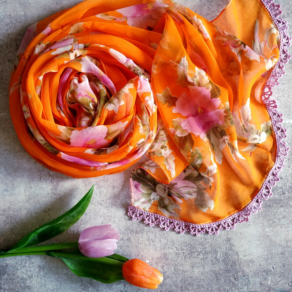 Jarní vítr přišel včas - barevný šátek s krajkou