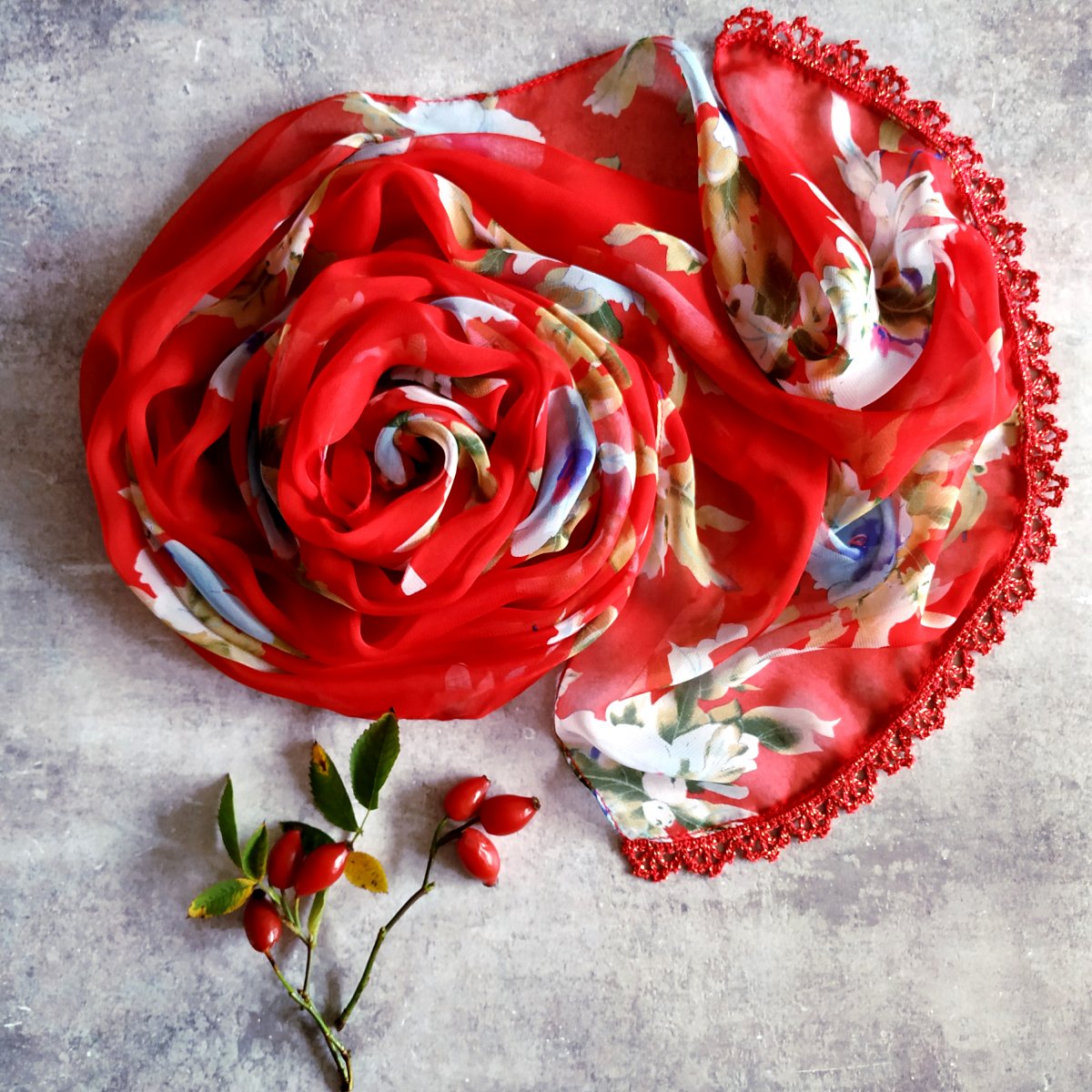 Zralé úvahy - barevný šátek s krajkou