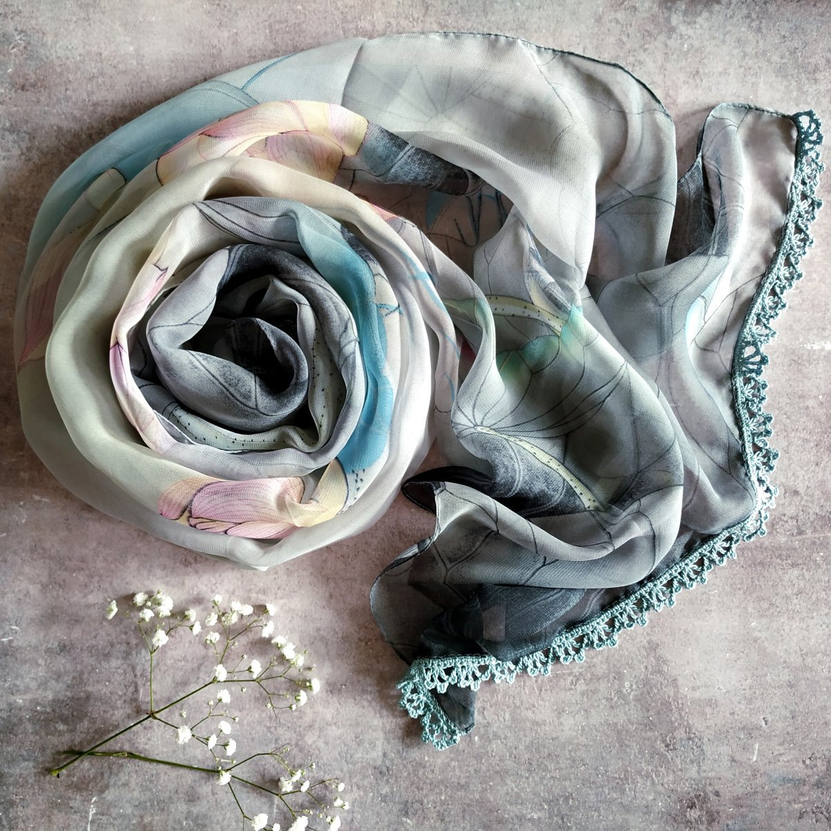 Fouká od severu - barevný šátek s krajkou