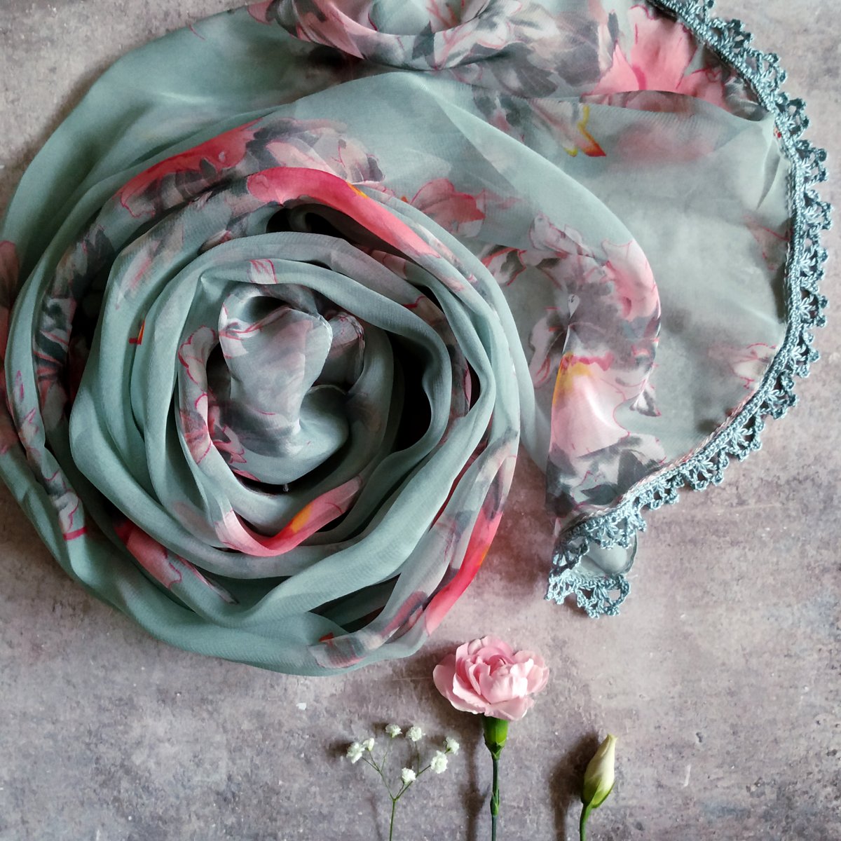 Soumrak padá do zahrad - barevný šátek s krajkou