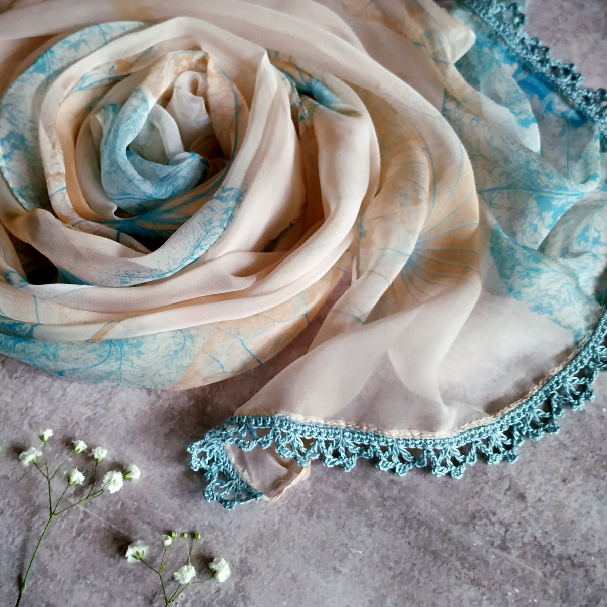 V zimním spánku - barevný šátek s krajkou