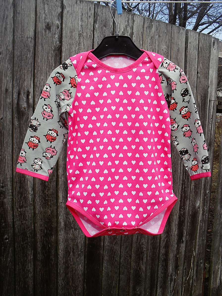 Bodýčko ovečky a srdíčka na růžové