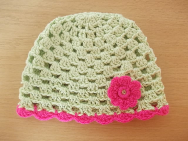 Háčkovaná dírkovaná čepička bavlna