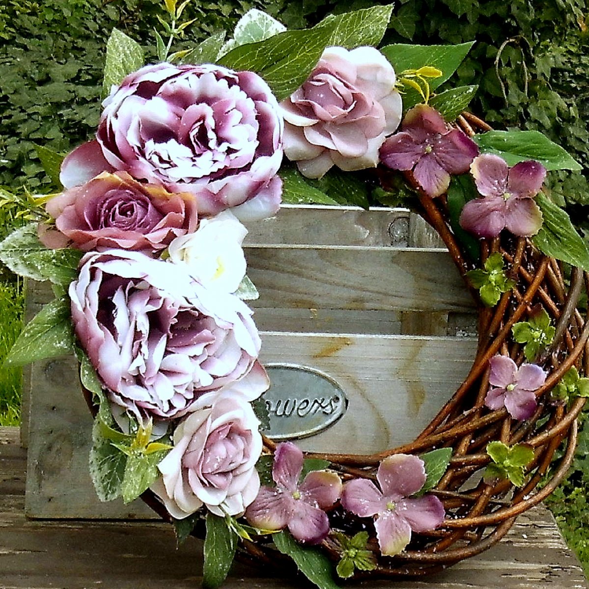 Věnec s hedvábnými pivoňkami a růžemi_ 33 cm