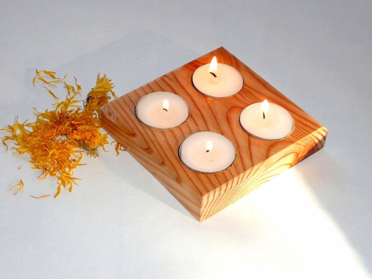 svícen, čtverec - modřín