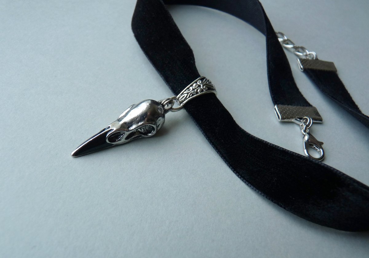 Sametový choker s kovovou ptačí lebkou