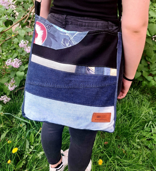 crossbody černá modrá a pruhy