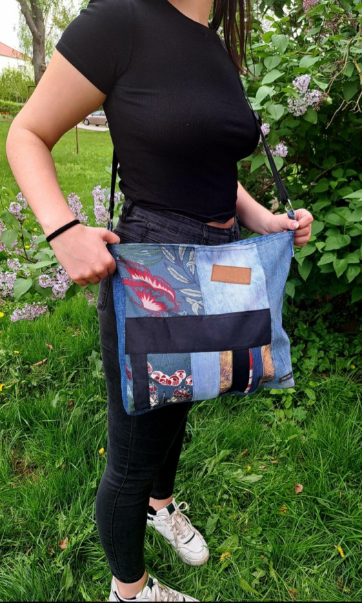 crossbody kostky a pruhy