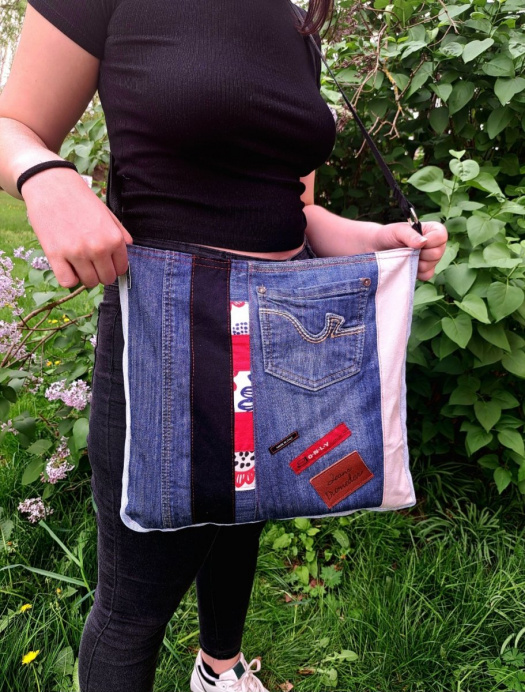 crossbody modrá  pruhy a nášivky 